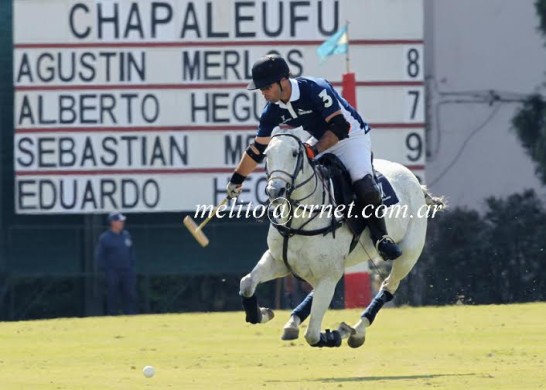 Rodrigo-Andrade-defendendo-La-Vanguardia-no-Aberto-del-Jockey-Club-2014-crédito-Melito-Cerezo-546x390